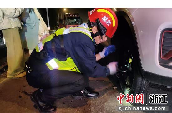 施救队员更换轮胎。台州管理中心 供图 施救队员更换轮胎。台州管理中心 供图