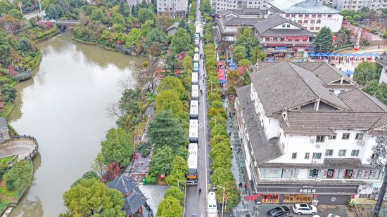 剑河县2026年“促返岗、保就业”免费乘车返岗务工服务活动现场。吴麟钦 摄 剑河县2026年“促返岗、保就业”免费乘车返岗务工服务活动现场。吴麟钦 摄