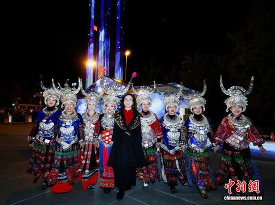 图为夏华与苗族同胞合影留念(资料图)。受访者供图