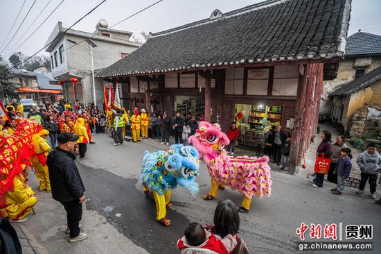 2026年2月27日,在贵州省毕节市大方县马场镇双群村,村民正在进行传统舞龙舞狮表演活动。 2026年2月27日,在贵州省毕节市大方县马场镇双群村,村民正在进行传统舞龙舞狮表演活动。