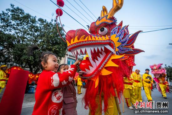 2026年2月27日,在贵州省毕节市大方县马场镇双群村,一名小女孩与龙头互动。 2026年2月27日,在贵州省毕节市大方县马场镇双群村,一名小女孩与龙头互动。