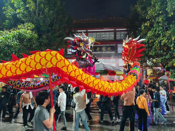 “东方狂欢节”国家级非遗宾阳炮龙节火热开炸。唐文蔚 摄