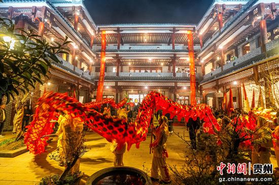 2026年2月27日,在贵州省毕节市大方县马场镇双群村,村民正在进行传统舞龙舞狮表演活动。 2026年2月27日,在贵州省毕节市大方县马场镇双群村,村民正在进行传统舞龙舞狮表演活动。