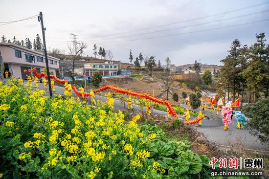 2026年2月27日,在贵州省毕节市大方县马场镇双群村,村民正在进行传统舞龙舞狮表演活动。 2026年2月27日,在贵州省毕节市大方县马场镇双群村,村民正在进行传统舞龙舞狮表演活动。