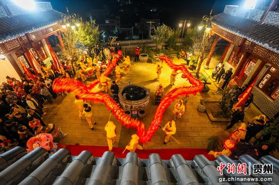 2026年2月27日,在贵州省毕节市大方县马场镇双群村,村民正在进行传统舞龙舞狮表演活动。 2026年2月27日,在贵州省毕节市大方县马场镇双群村,村民正在进行传统舞龙舞狮表演活动。