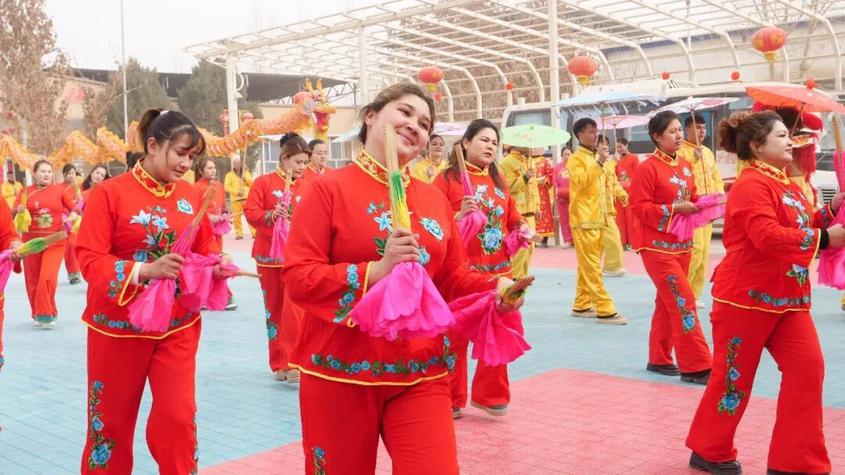 依提木孔镇社火排练现场。买合丽亚·艾克伯尔 摄

