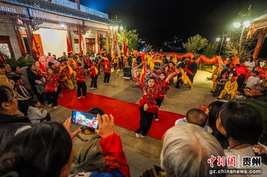 2026年2月27日,在贵州省毕节市大方县马场镇双群村,村民正在进行传统舞龙舞狮表演活动。 2026年2月27日,在贵州省毕节市大方县马场镇双群村,村民正在进行传统舞龙舞狮表演活动。