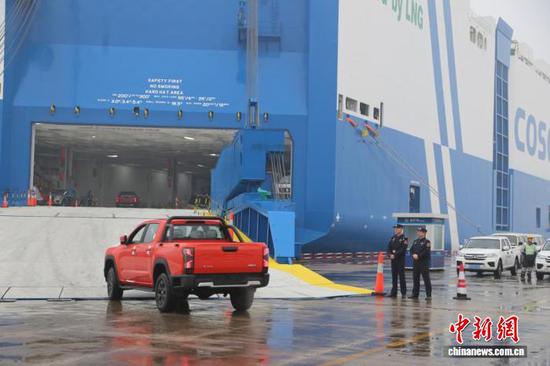 图为天津港码头，国产汽车正通过登船坡道驶入“贞观口”轮。（天津东港边检站供图）