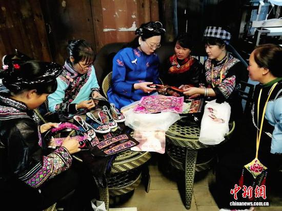 图为夏华调研中国传统手工艺(资料图)。　受访者供图