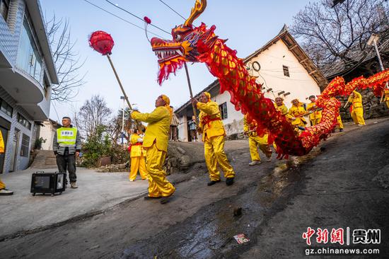2026年2月27日,在贵州省毕节市大方县马场镇双群村,村民正在进行传统舞龙舞狮表演活动。 2026年2月27日,在贵州省毕节市大方县马场镇双群村,村民正在进行传统舞龙舞狮表演活动。