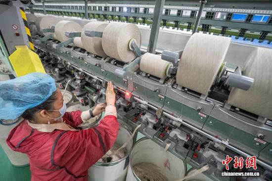 图为贵州省毕节高新区轻纺城内的一家纺织企业车间，工人正在生产线上作业。李安连 摄