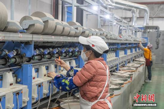 图为贵州省毕节高新区轻纺城内的一家纺织企业车间，工人正在生产线上作业。李安连 摄