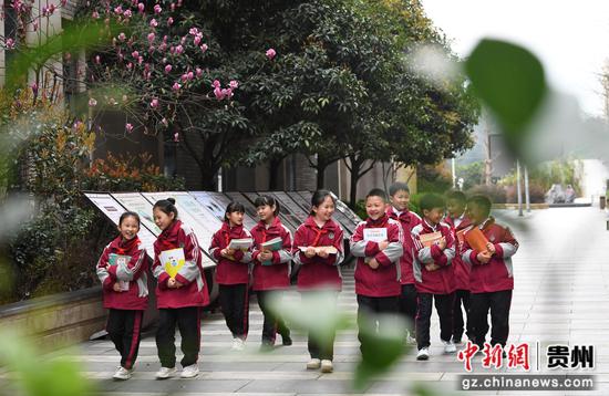 3月2日，贵阳市南明区花果园第三小学的学生们开心领课本，喜迎新学期。