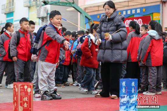 图为小学生在参与投壶。中新社记者 瞿宏伦 摄