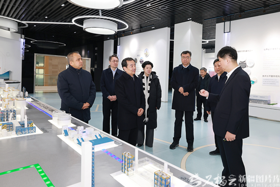 2月28日，自治区党委书记陈小江、自治区主席艾尔肯·吐尼亚孜在准东能源馆，听取开发区资源分布、产业发展情况介绍。天山网-新疆日报记者 崔志坚摄