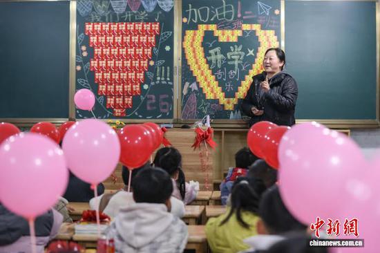 图为一位老师在给学生讲解活动参与方式。中新社记者 瞿宏伦 摄