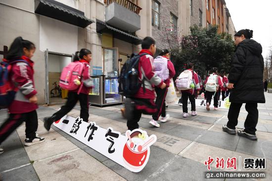 3月2日，贵阳市南明区花果园第三小学的学生有序入校，开启新学期的学习生活。