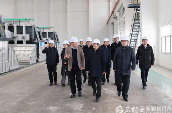 2月28日，自治区党委书记陈小江、自治区主席艾尔肯·吐尼亚孜在其亚新疆集团有限公司，察看电解铝产业发展成效。天山网-新疆日报记者 崔志坚摄