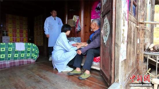 图为张晓凤上门为村民监测血压。曾浩洋 摄