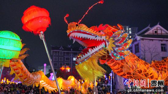 2026年剑河县“千灯送万福·龙灯闹元宵”民俗游演活动现场。