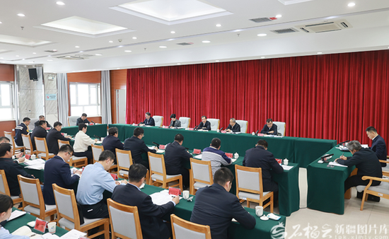 2月28日，自治区党委书记陈小江、自治区主席艾尔肯·吐尼亚孜在准东经济技术开发区，同有关负责同志和企业负责人座谈交流。天山网-新疆日报记者 崔志坚摄e