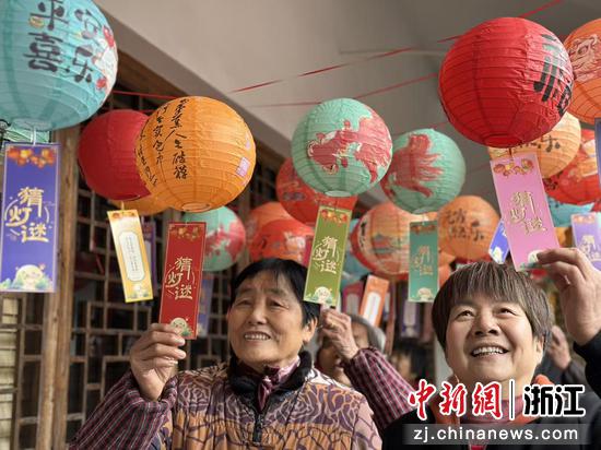 老人们在猜灯谜。主办方供图 老人们在猜灯谜。主办方供图