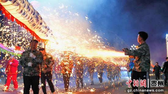 2026年剑河县“千灯送万福·龙灯闹元宵”民俗游演活动现场。