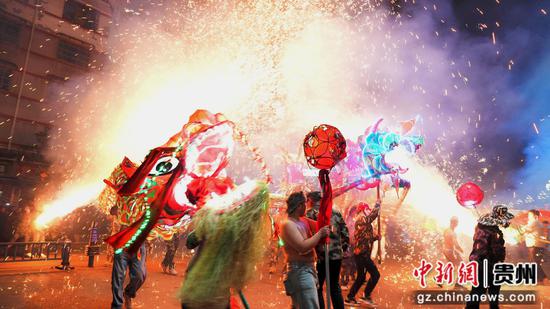 2026年剑河县“千灯送万福·龙灯闹元宵”民俗游演活动现场。