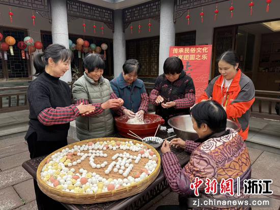 老人和志愿者一起制作元宵。主办方供图 老人和志愿者一起制作元宵。主办方供图