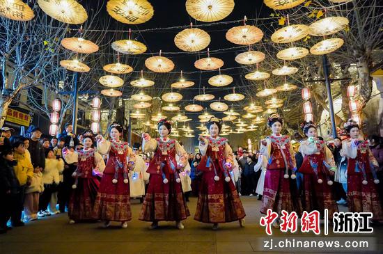 日前，游客观赏台州府城沉浸式体验活动。台州府城文化旅游区&nbsp;供图