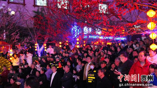 2026年剑河县“千灯送万福·龙灯闹元宵”民俗游演活动现场。