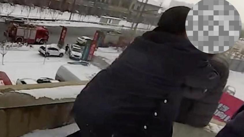 95后民警纵身一跃，救下轻生男子！
