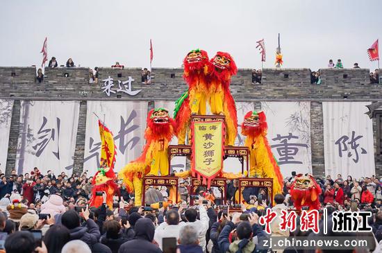 日前，游客在台州府城体验非遗活动。台州府城文化旅游区&nbsp;供图