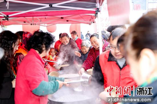 共享美味汤圆。山川乡供图 共享美味汤圆。山川乡供图