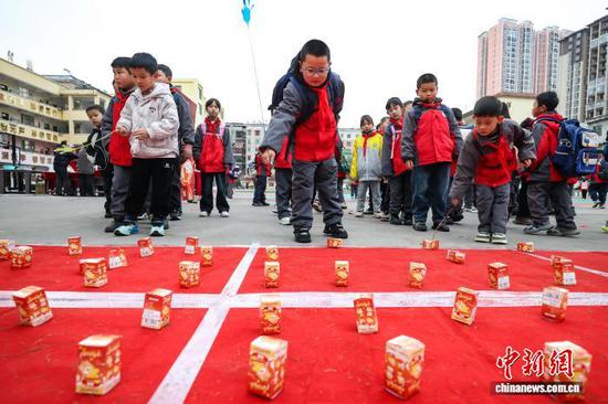 图为小学生在参与“抓马”游戏。中新社记者 瞿宏伦 摄