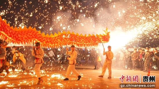 2026年剑河县“千灯送万福·龙灯闹元宵”民俗游演活动现场。