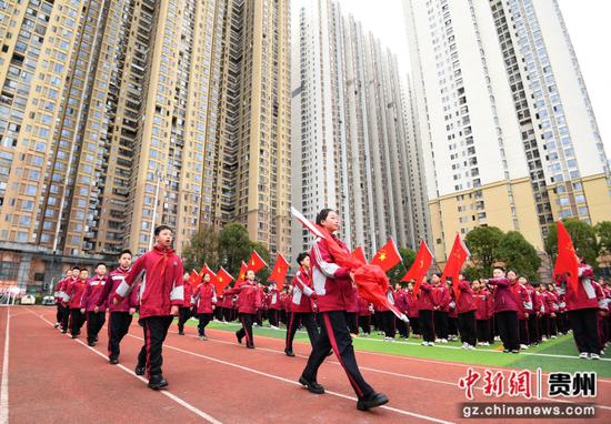 3月2日，贵阳市南明区花果园第三小学春季学期开学典礼升旗仪式现场。