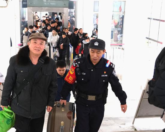 图为民警在融水站现场维护治安秩序。 夏阳春 摄