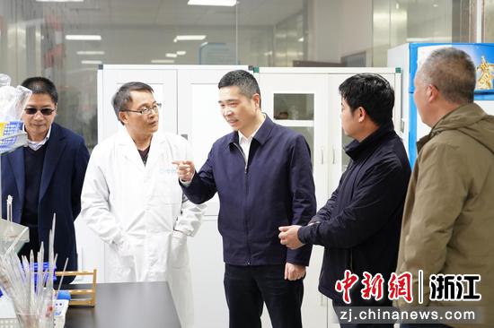 日前，永康市副市长吕建（中）一行视察永康钱江水务。徐立伟&nbsp;供图