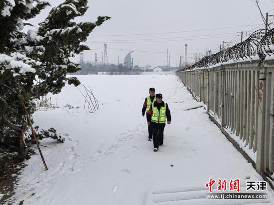 图为北京铁路公安局天津公安处德州东站派出所民警在下雪之后巡视线路。（北京铁路公安局天津公安处供图）
