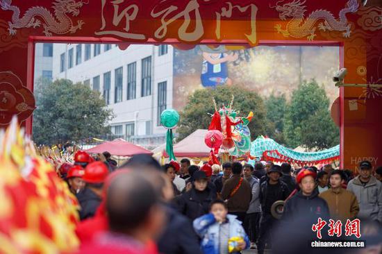 3月2日，贵州省台江县60余条“祥龙”齐聚县城，以苗家最隆重、最热烈的方式闹元宵。龙军 摄