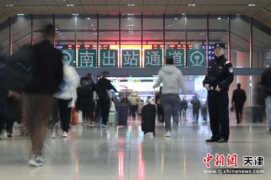 图为北京铁路公安局天津公安处天津西站派出所民警在地下出站通道执勤巡逻。（北京铁路公安局天津公安处供图）