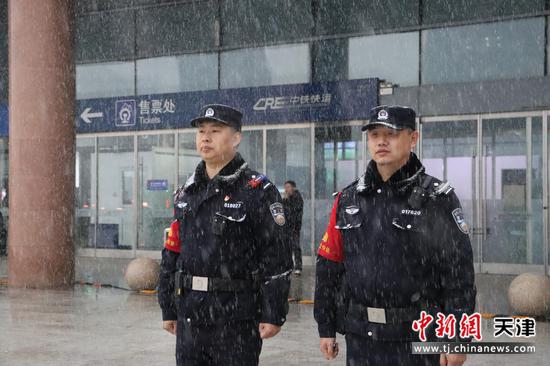 图为北京铁路公安局天津公安处沧州西站派出所民警在雪中立岗执勤，（北京铁路公安局天津公安处供图）