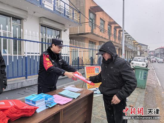 图为北京铁路公安局天津公安处昌黎站派出所在安山镇大集联合昌黎县地方政府开展路外宣传活动。（北京铁路公安局天津公安处供图）