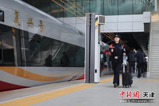 图为北京铁路公安局天津公安处乘警支队民警准备登乘列车开展值乘工作。（北京铁路公安局天津公安处供图）