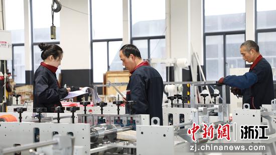 近日，浙江环野机械有限公司车间开年复工复产，员工加紧开展生产工作。叶平安&nbsp;供图