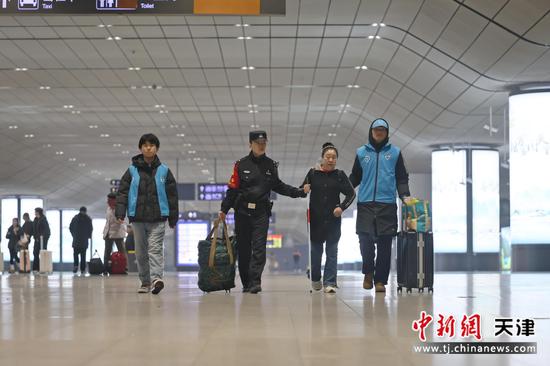 图为北京铁路公安局天津公安处天津西站派出所民警帮助一名盲人旅客上车。（北京铁路公安局天津公安处供图）