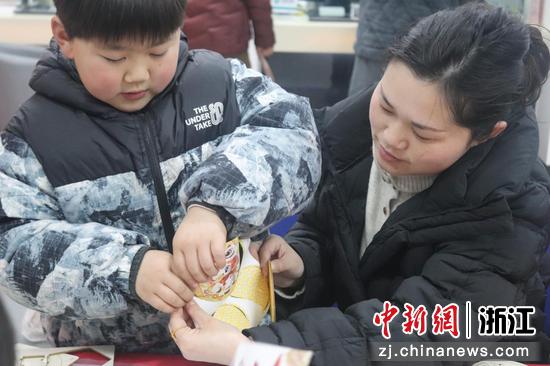 小朋友在妈妈帮助下完成骨架搭建。主办方供图