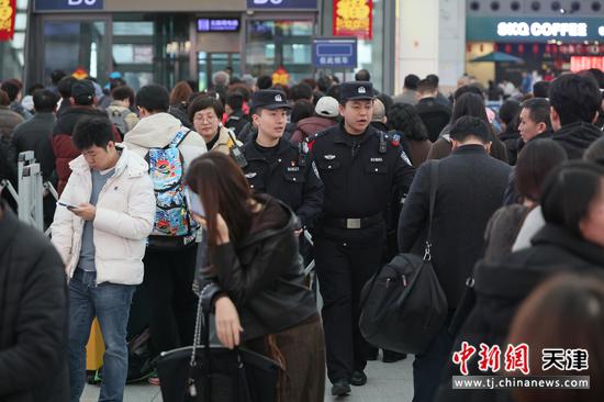 图为北京铁路公安局天津公安处天津西站派出所民警在候车大厅执勤巡逻。（北京铁路公安局天津公安处供图）