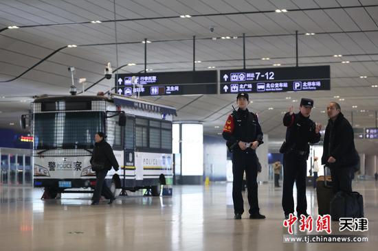 图为北京铁路公安局天津公安处天津西站派出所民警在地下出站通道为出站旅客指路。（北京铁路公安局天津公安处供图）